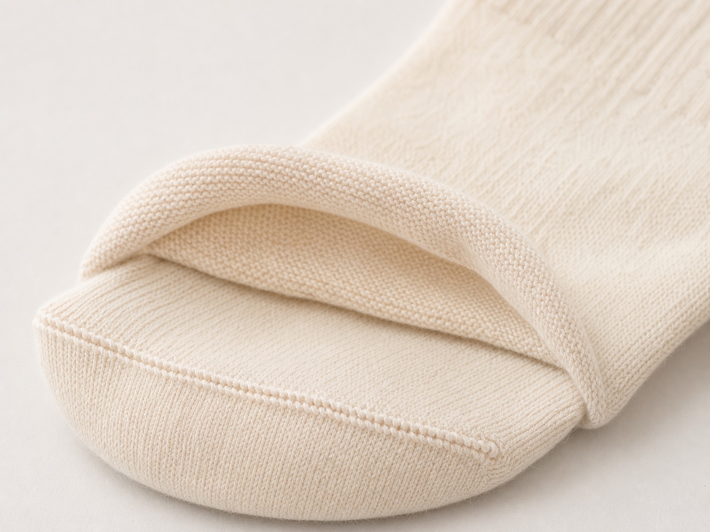 Smooth toe construction on a kids sock