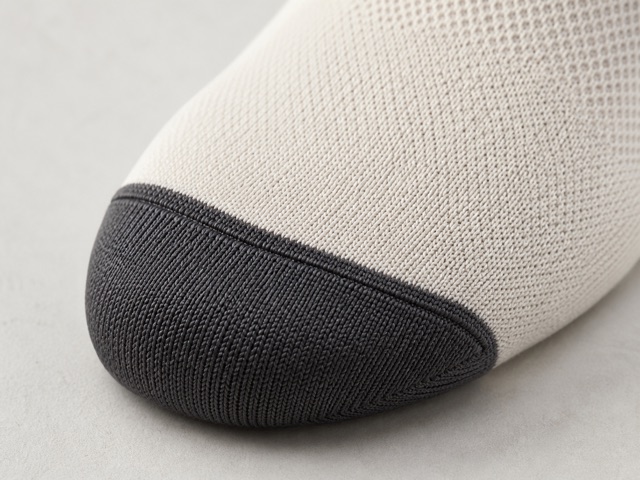 Smooth toe seam construction on a cycling sock