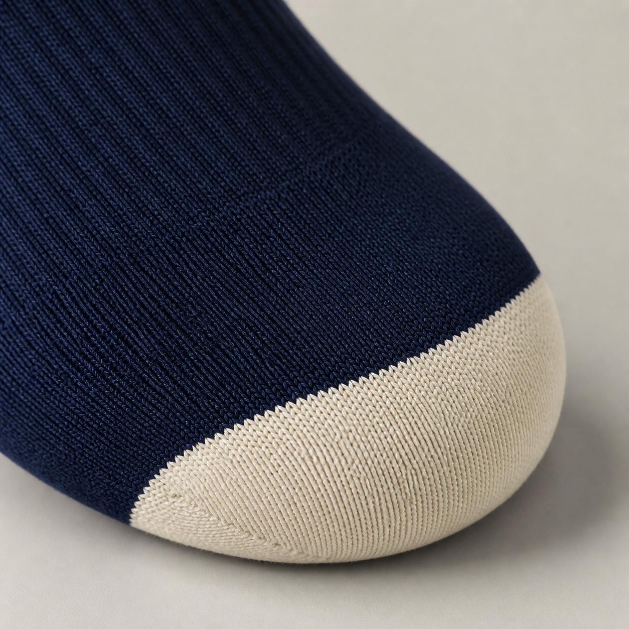 Smooth linked basketball sock toe